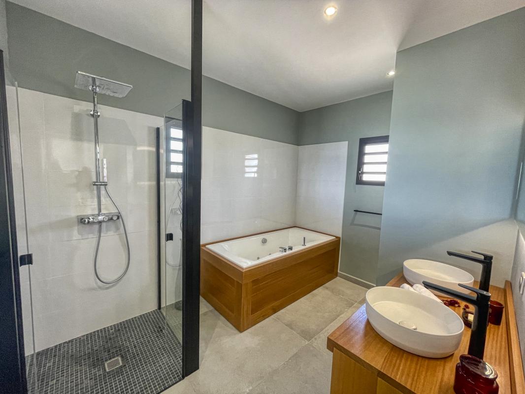 A louer villa 4 chambres vue mer Saint François Guadeloupe_ Salle de bain Haut 
