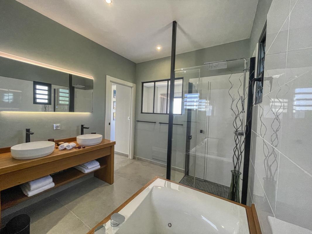 A louer villa 4 chambres vue mer Saint François Guadeloupe_ Salle de bain Haut 