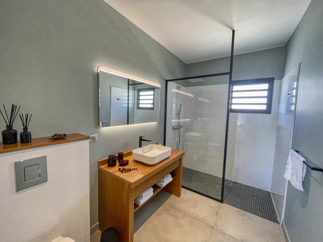 A louer villa 4 chambres vue mer Saint François Guadeloupe_ Salle de bain Haut