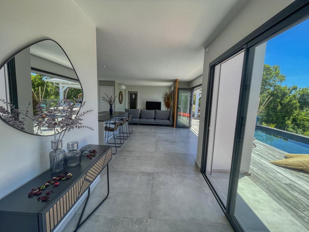A louer villa 4 chambres vue mer Saint François Guadeloupe_ Salon du bas 