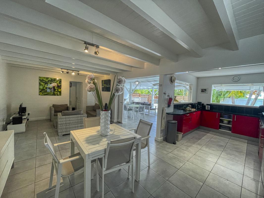Location villa avec piscine Saint François Guadeloupe_ Table à manger