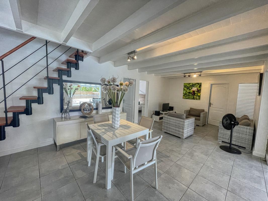 Location villa avec piscine Saint François Guadeloupe_ Table à manger