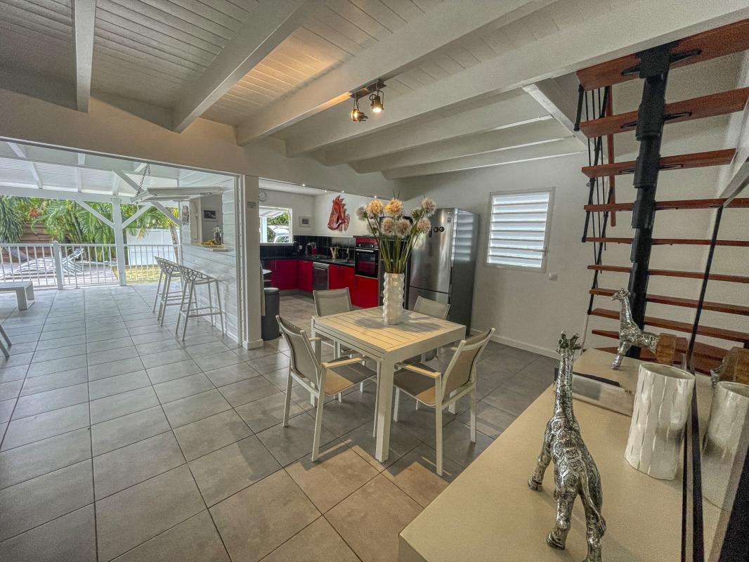 Location villa avec piscine Saint François Guadeloupe_ Table à manger 