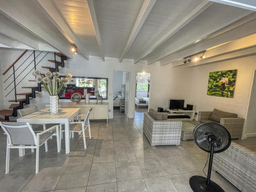 Location villa avec piscine Saint François Guadeloupe_ Table à manger