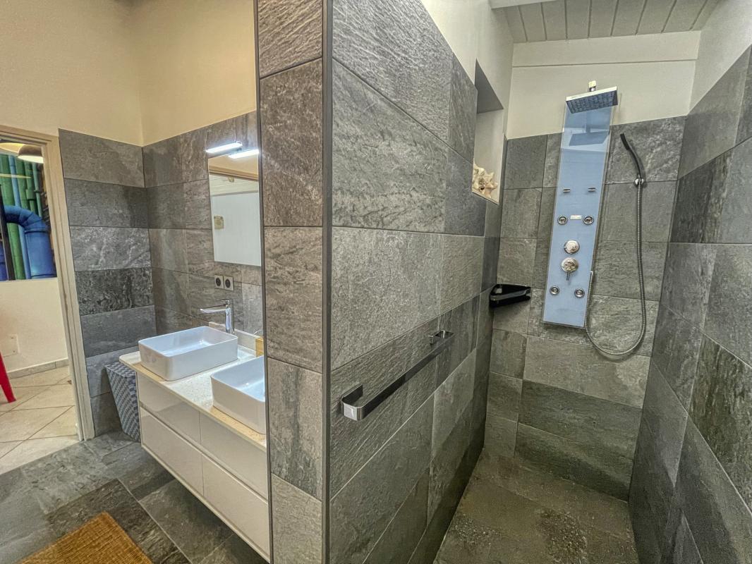 Location villa Saint François Guadeloupe_salle de douche commune