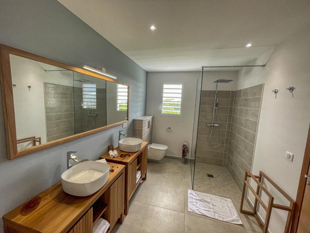 Location villa avec piscine Saint François Guadeloupe_ Salle de bain 