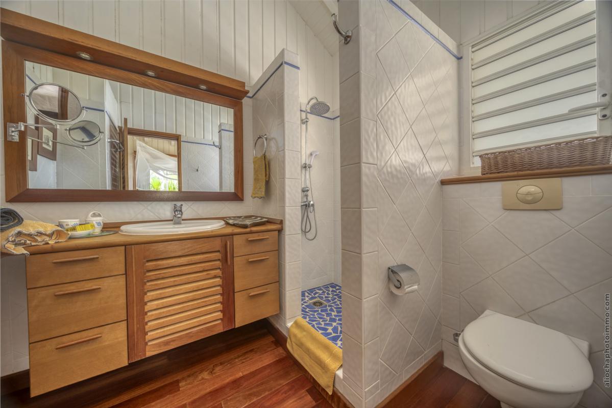 Location villa pied dans l'eau Saint François Guadeloupe_salle de douche