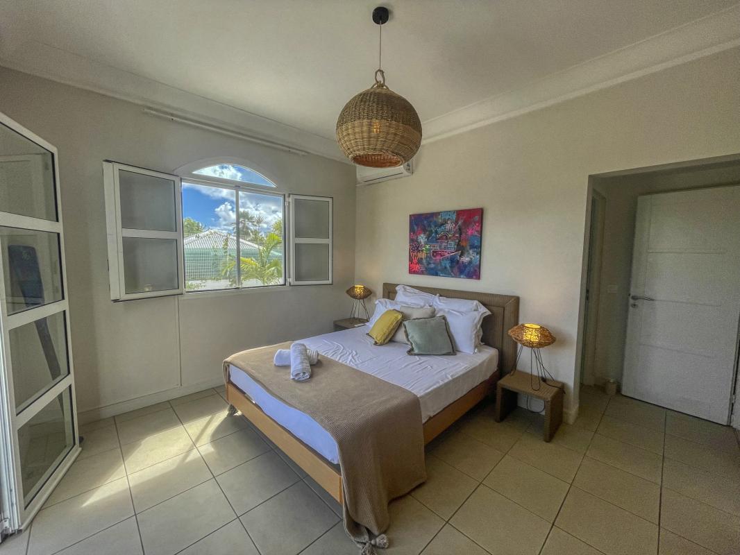 Location villa piscine pieds dans l'eau Saint François Guadeloupe_Chambre 1 RDC