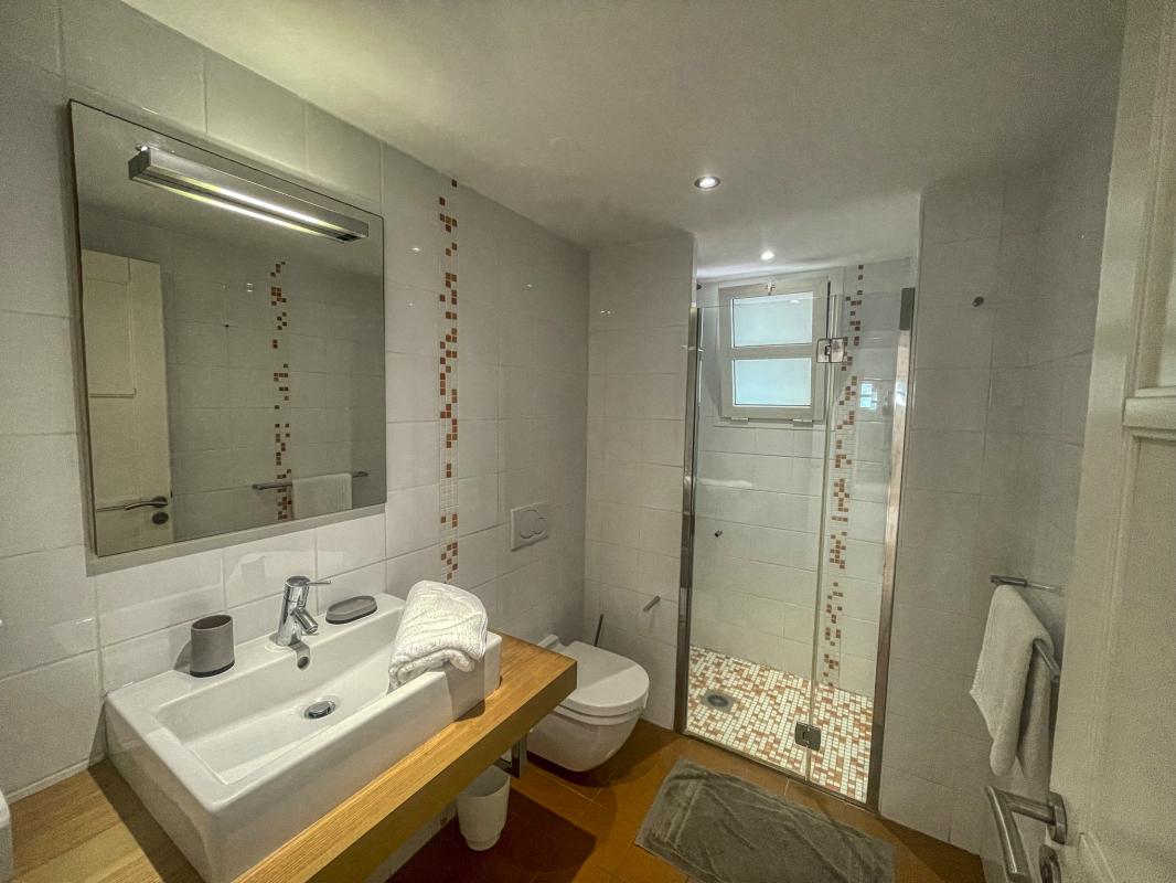 Location villa piscine pieds dans l'eau Saint François Guadeloupe_Chambre 1 RDC