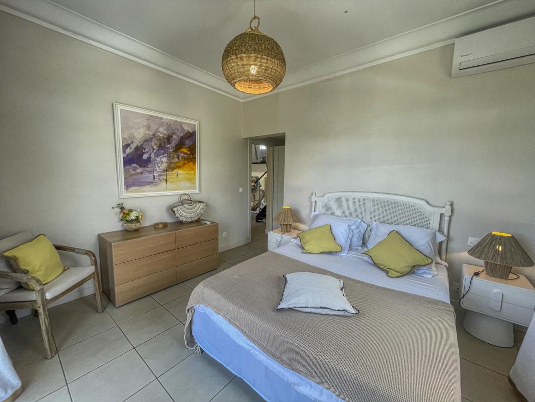 Location villa piscine pieds dans l'eau Saint François Guadeloupe_Chambre 2 RDC