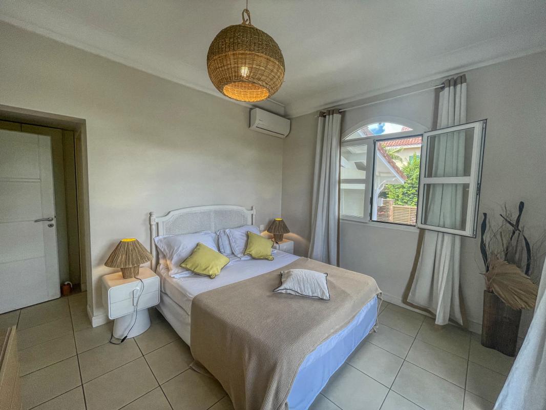 Location villa piscine pieds dans l'eau Saint François Guadeloupe_Chambre 2 RDC