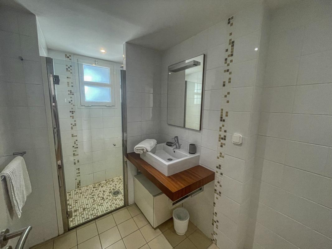 Location villa piscine pieds dans l'eau Saint François Guadeloupe_Chambre 2 RDC