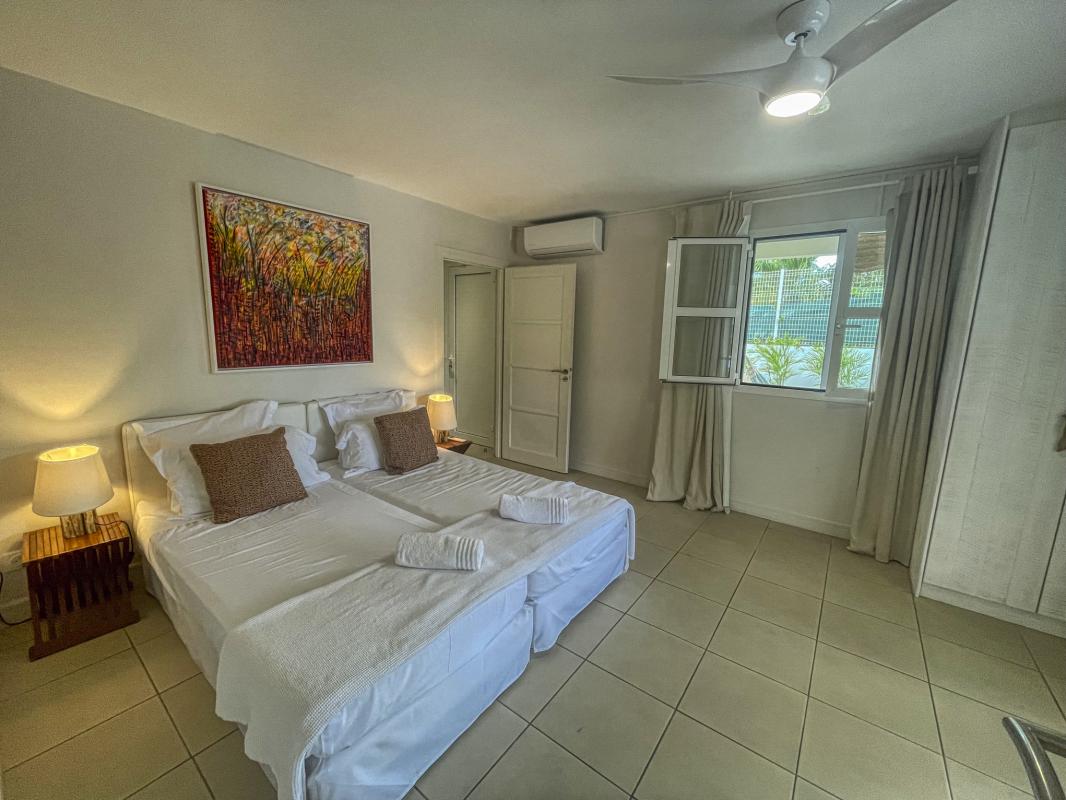 Location villa piscine pieds dans l'eau Saint François Guadeloupe_Chambre 3 PMR RDC