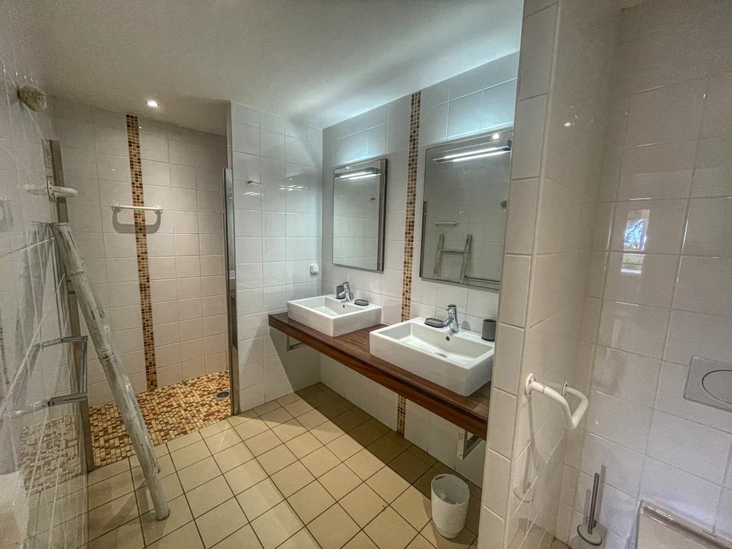 Location villa piscine pieds dans l'eau Saint François Guadeloupe_Chambre 3 PMR RDC