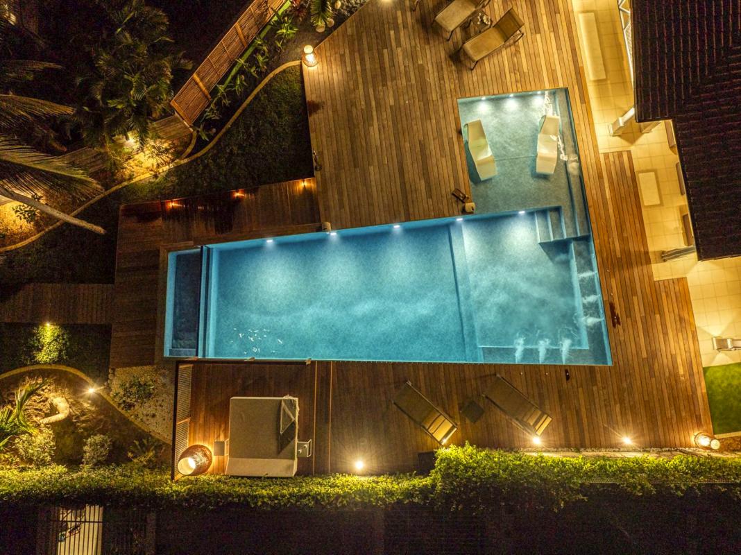 Location villa piscine pieds dans l'eau Saint François Guadeloupe_de nuit