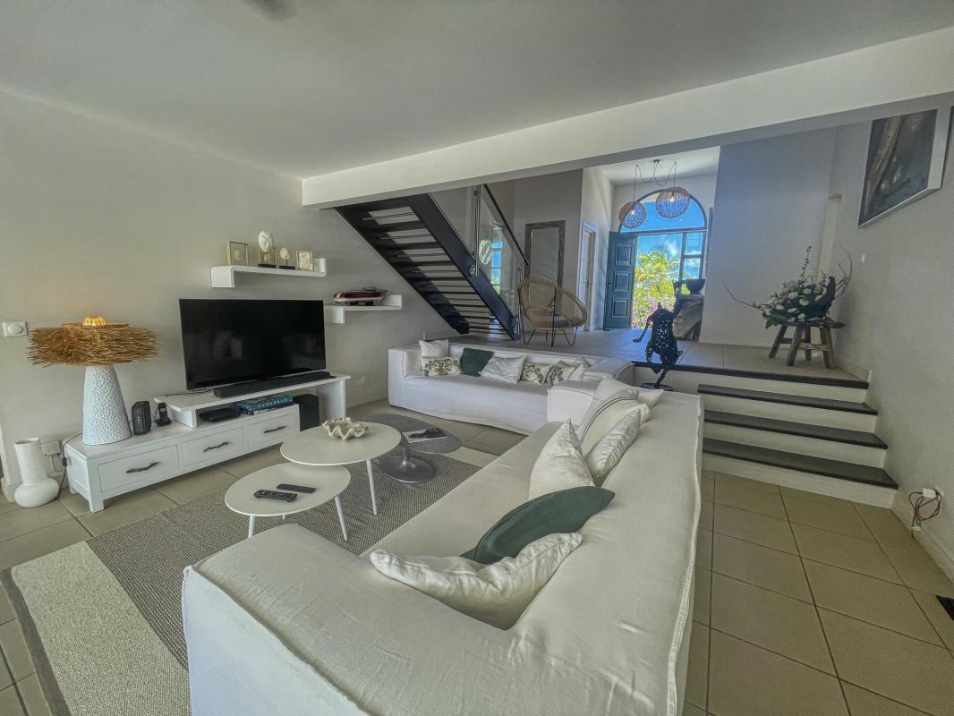 Location villa piscine pieds dans l'eau Saint François Guadeloupe_salon