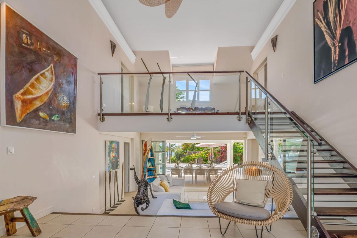 Location villa piscine pieds dans l'eau Saint François Guadeloupe_salon