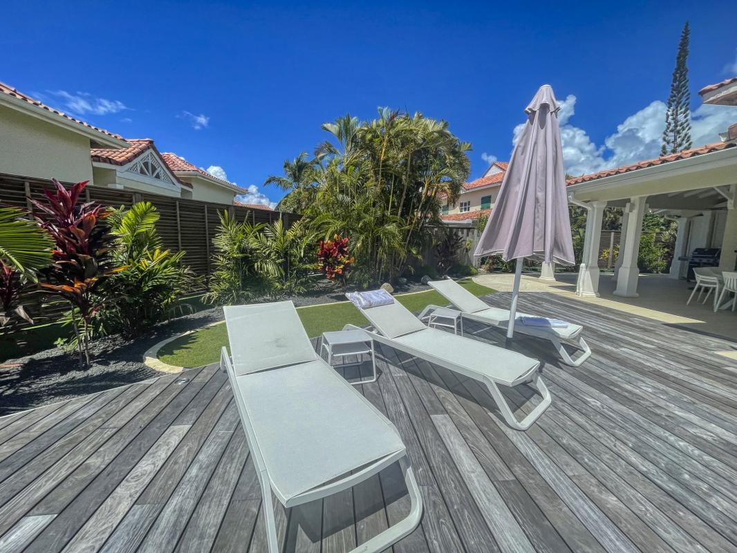 Location villa piscine pieds dans l'eau Saint François Guadeloupe_solarium