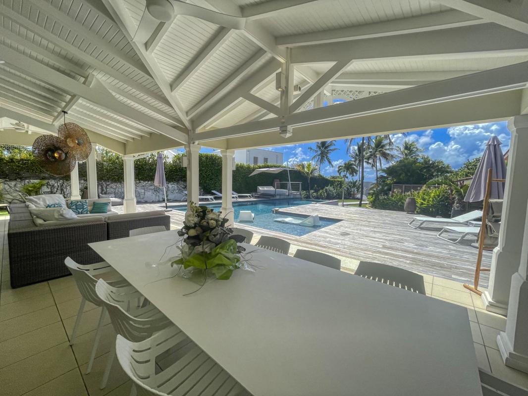 Location villa piscine pieds dans l'eau Saint François Guadeloupe_terrasse