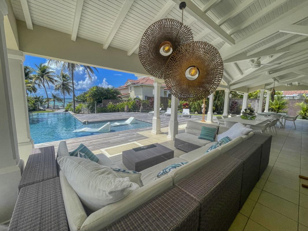 Location villa piscine pieds dans l'eau Saint François Guadeloupe_terrasse