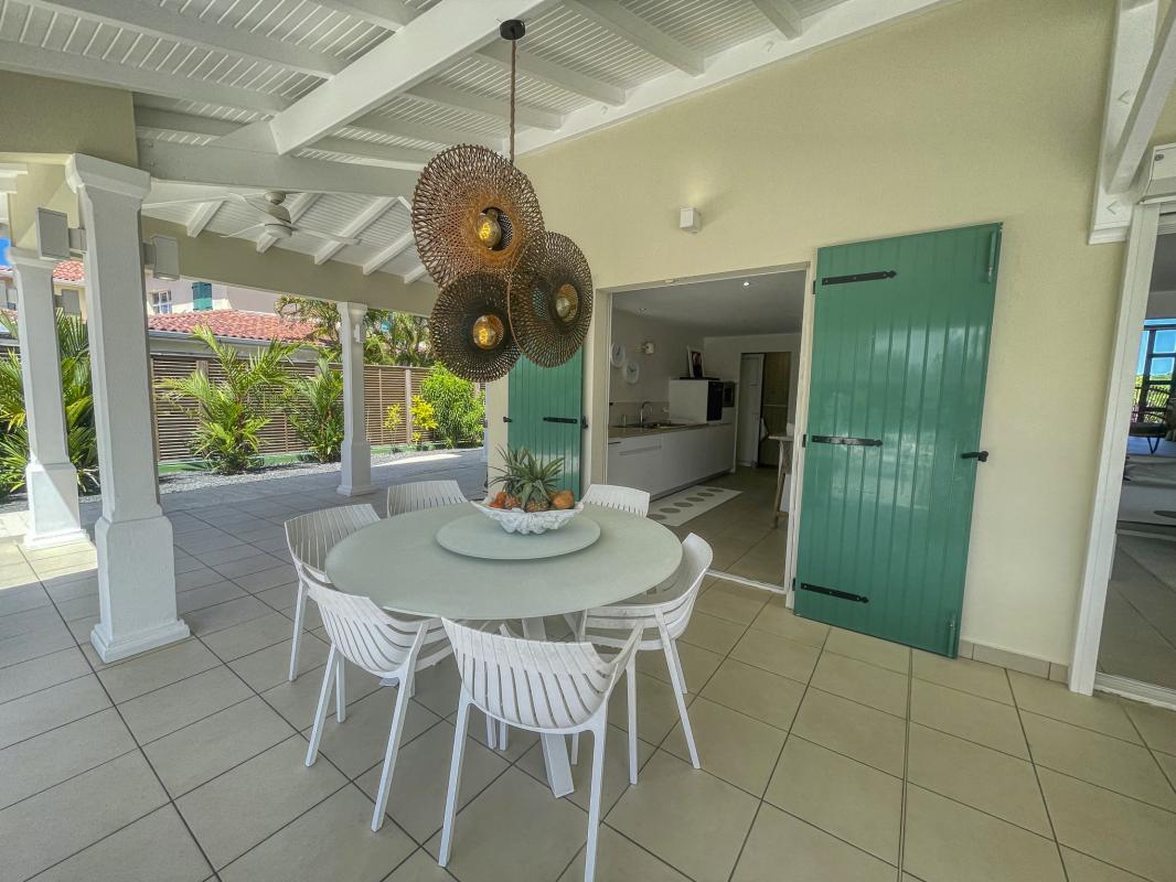 Location villa piscine pieds dans l'eau Saint François Guadeloupe_terrasse