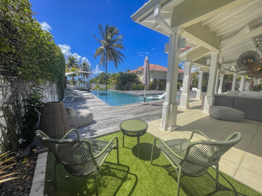 Location villa piscine pieds dans l'eau Saint François Guadeloupe_terrasse