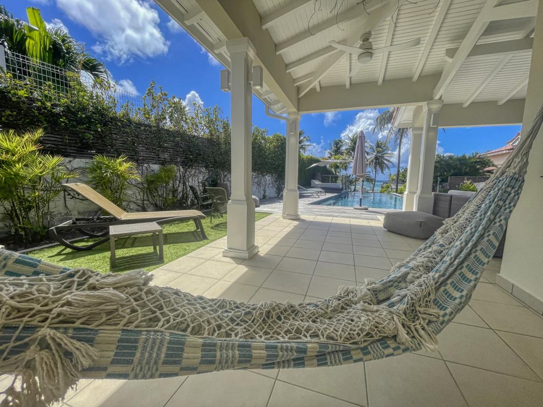 Location villa piscine pieds dans l'eau Saint François Guadeloupe_terrasse