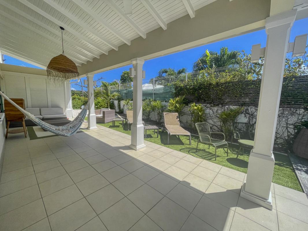 Location villa piscine pieds dans l'eau Saint François Guadeloupe_terrasse