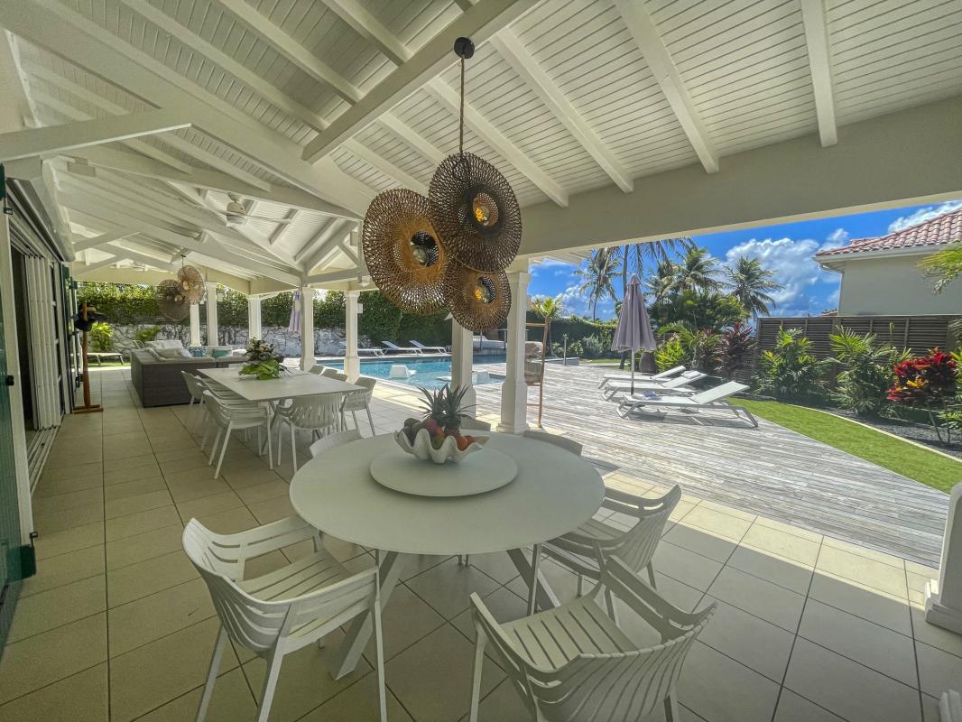 Location villa piscine pieds dans l'eau Saint François Guadeloupe_terrasse