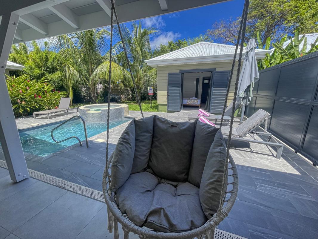 Location villa piscine Saint François Guadeloupe_fauteuil terrasse