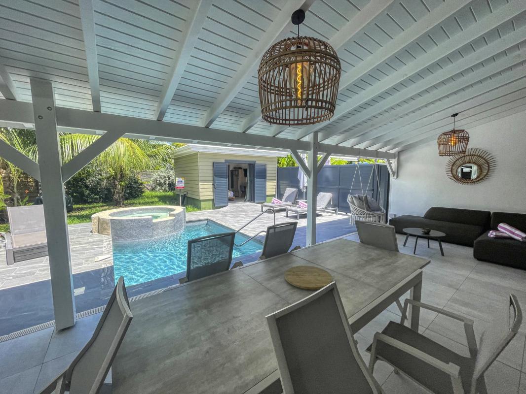 Location villa piscine Saint François Guadeloupe_table terrasse