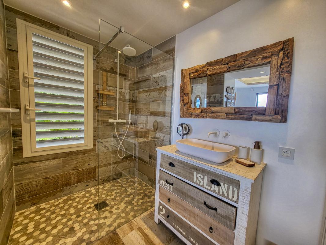 Location villa piscine vue mer Saint François Guadeloupe_sdb 1