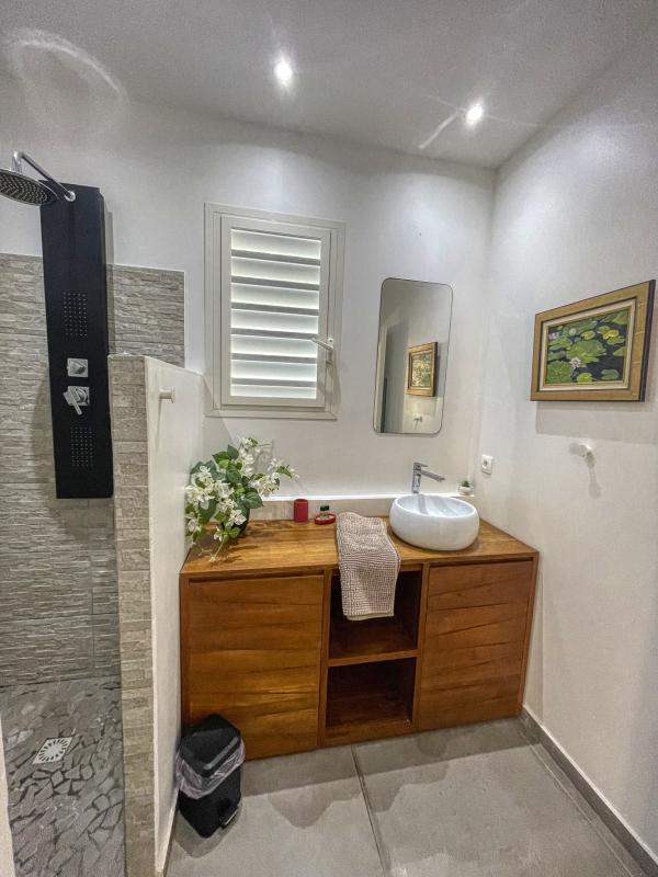 Location villa piscine Saint François Guadeloupe_Salle de douche commune