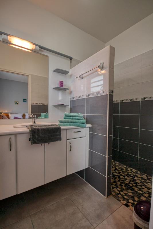 Villa with swimming pool in Guadeloupe - bathroom of bedroom 1