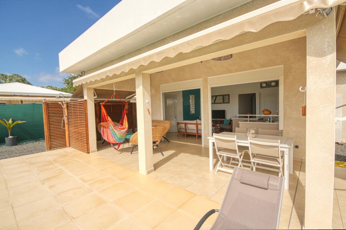 Villa with swimming pool in Guadeloupe - overview of terrace