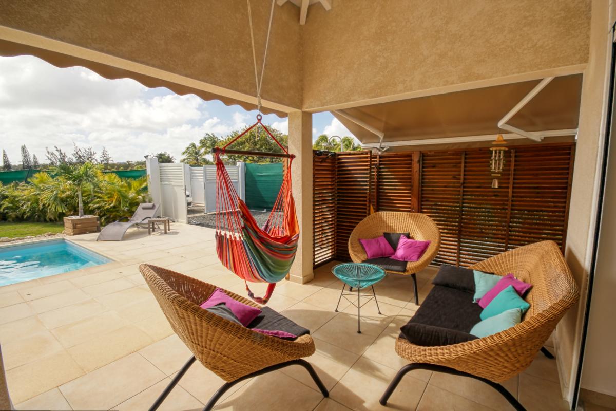 Villa with swimming pool in Guadeloupe - exterior saloon and hammock