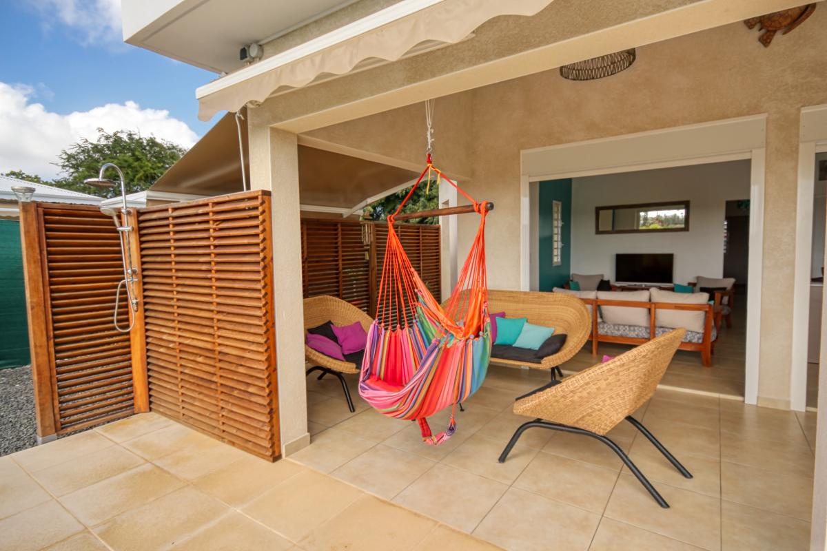 Villa with swimming pool in Guadeloupe - exterior saloon and exterior shower
