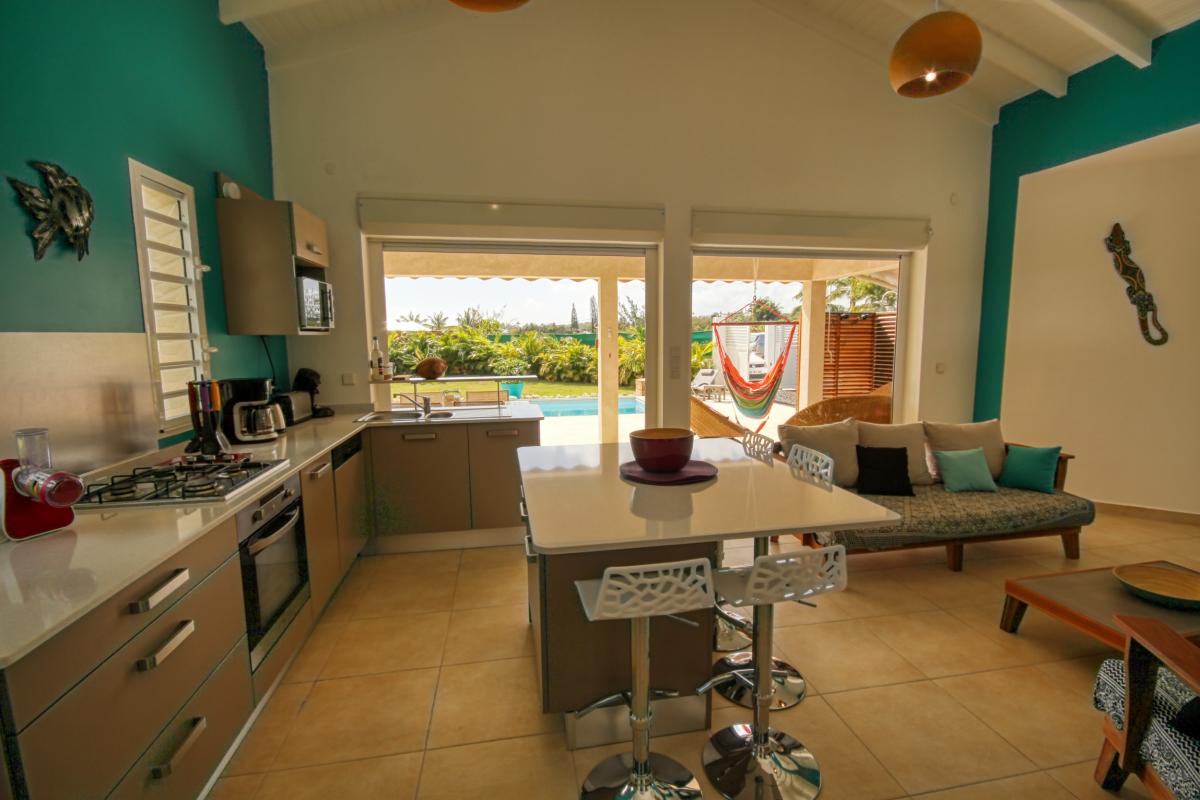 Villa with swimming pool in Guadeloupe - kitchen and saloon
