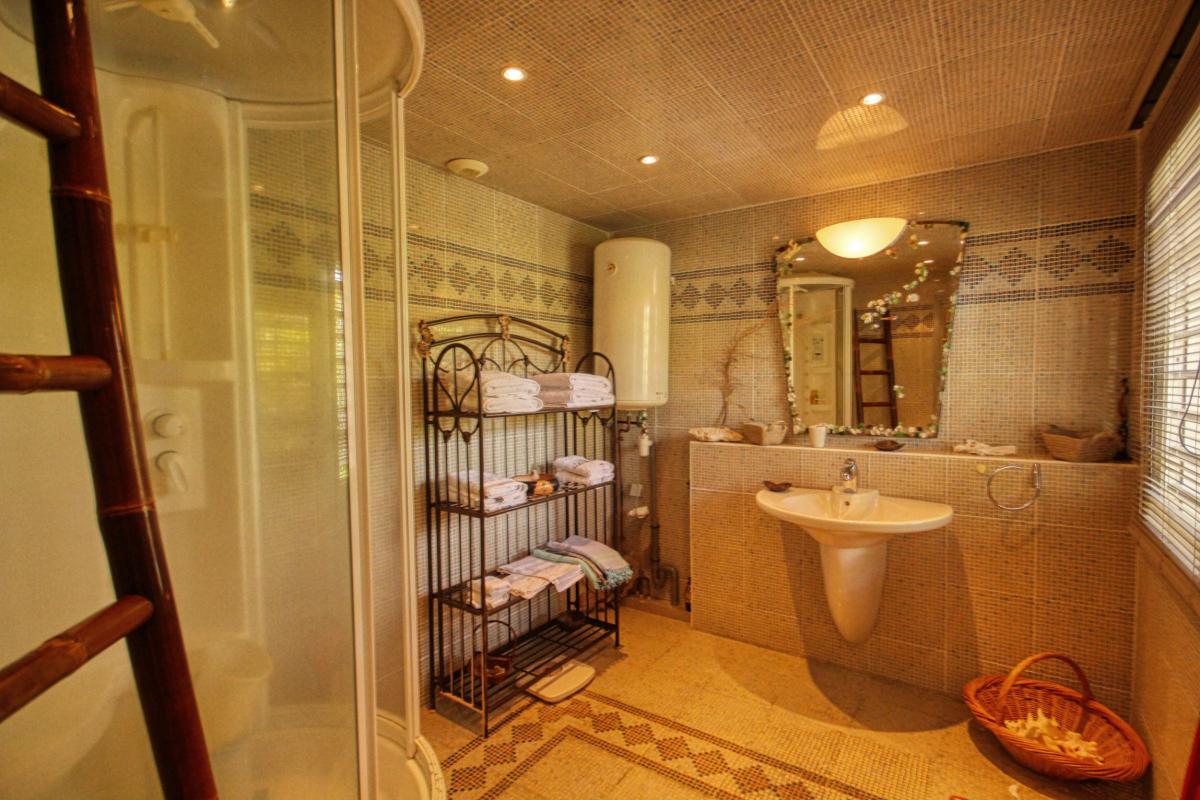 Location Guadeloupe chambre salle de douche