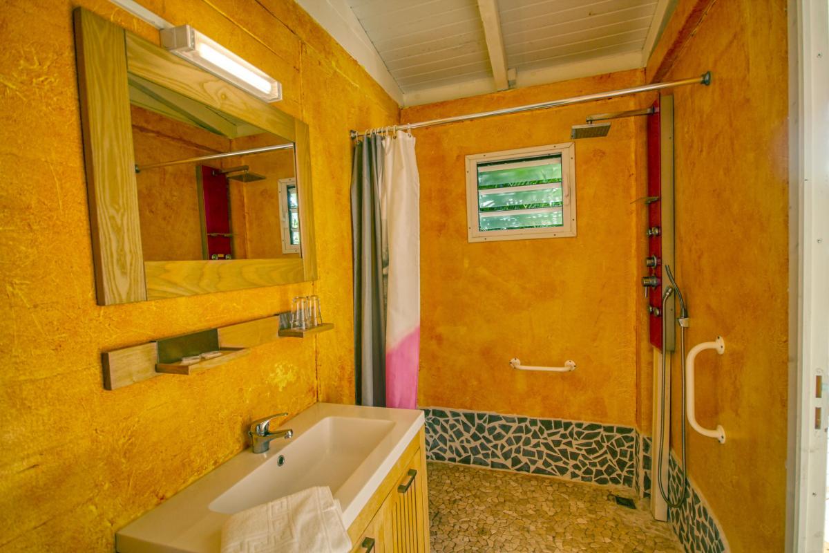 A louer bungalow avec jacuzzi en Guadeloupe - Salle de douche