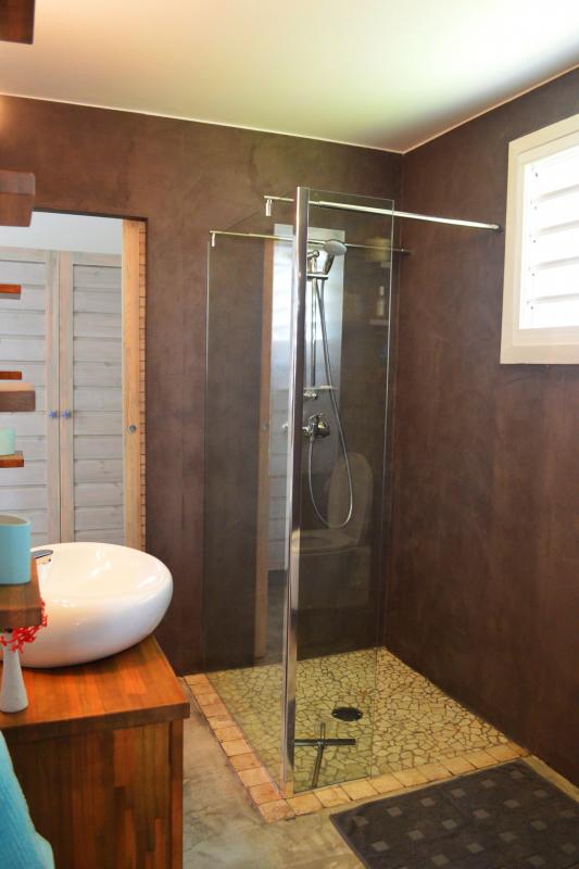 location bungalow en Guadeloupe - salle de douche