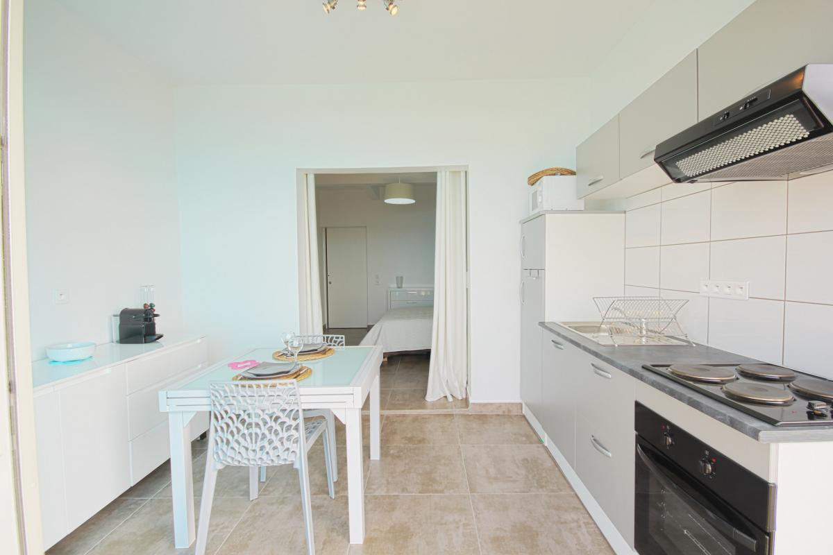 Appartement vue mer Saint François - Cuisine et accès chambre