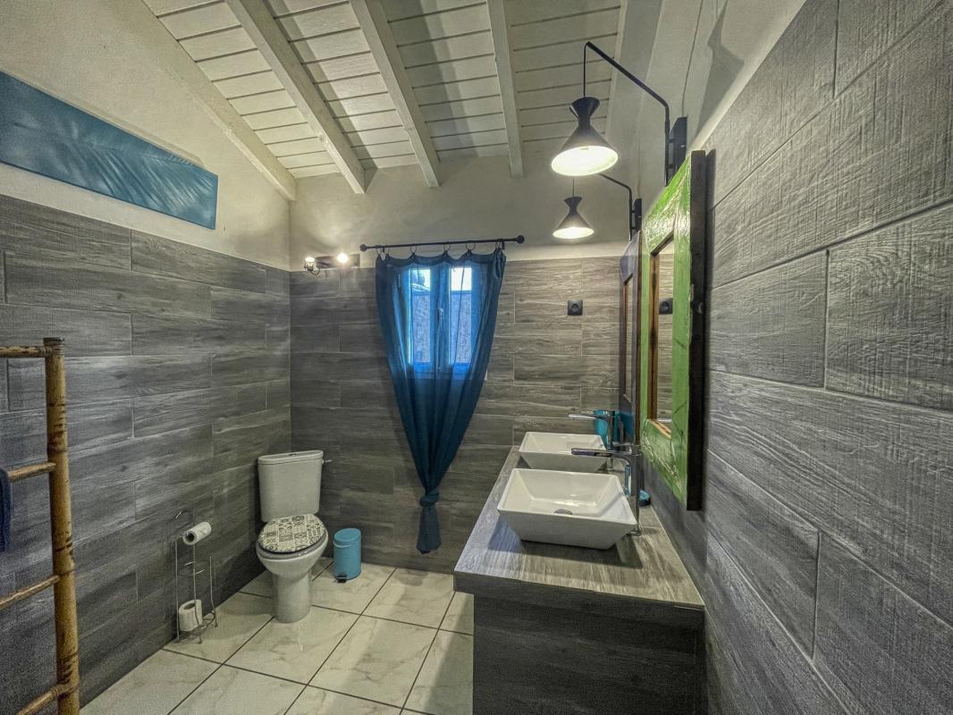 Location villa piscine Saint François Guadeloupe_Salle de douche commune