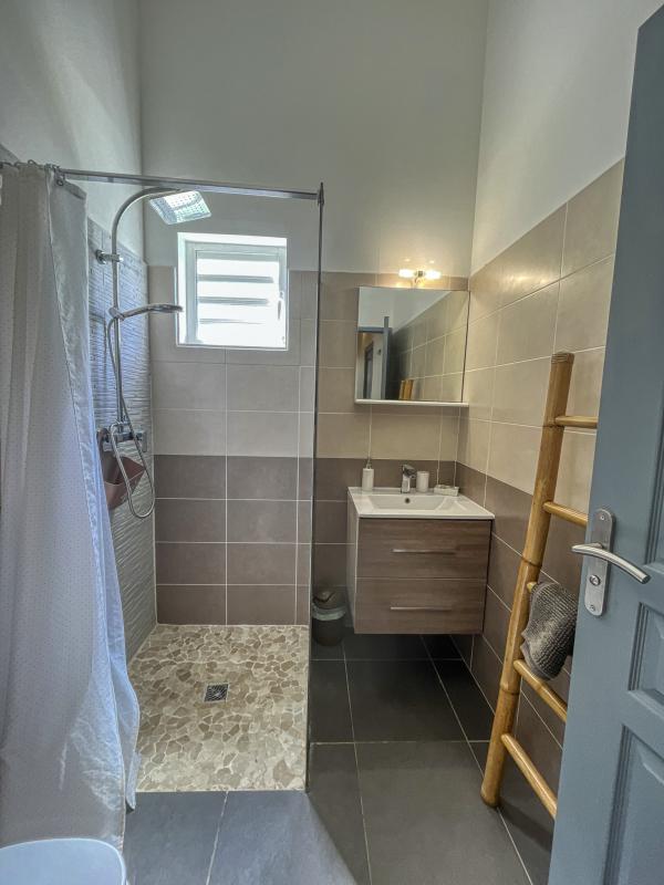 Villa Saint François Guadeloupe__salle de douche commune