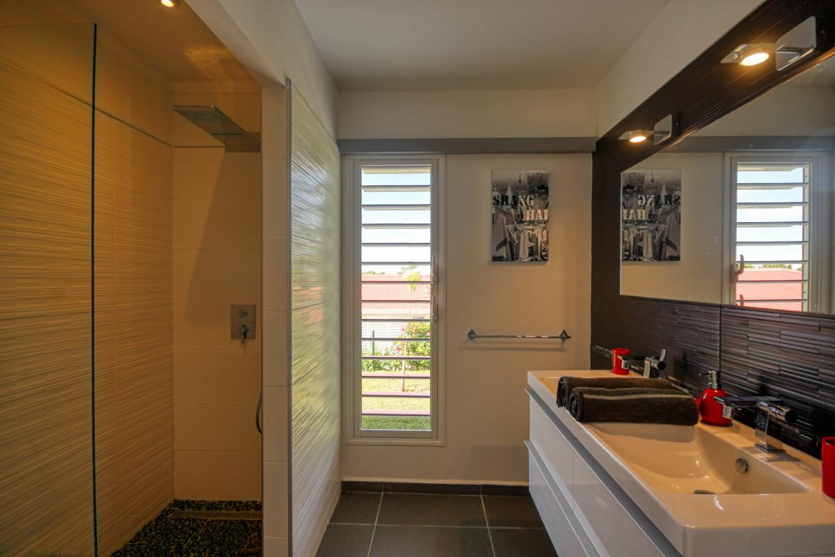 Villa de standing à louer en Guadeloupe - Salle de douche commune