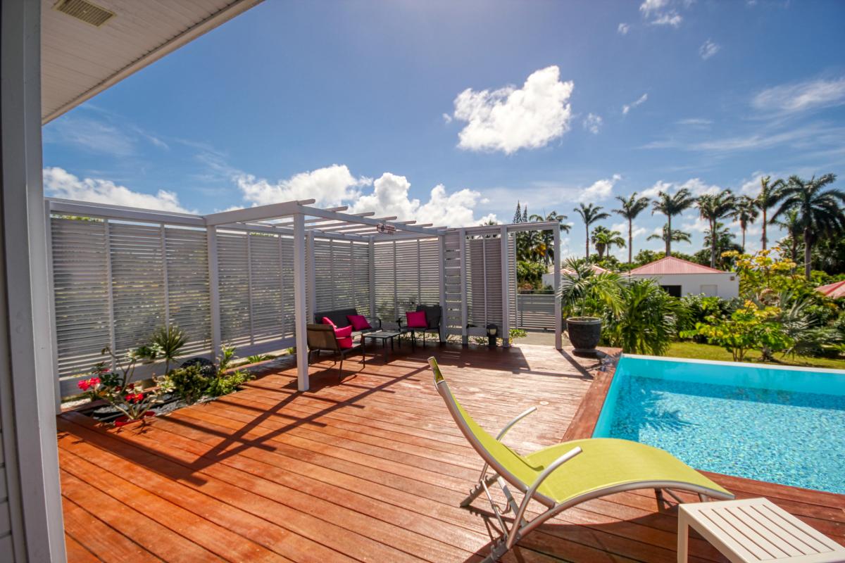 Villa de standing à louer en Guadeloupe pour 6 personnes avec piscine