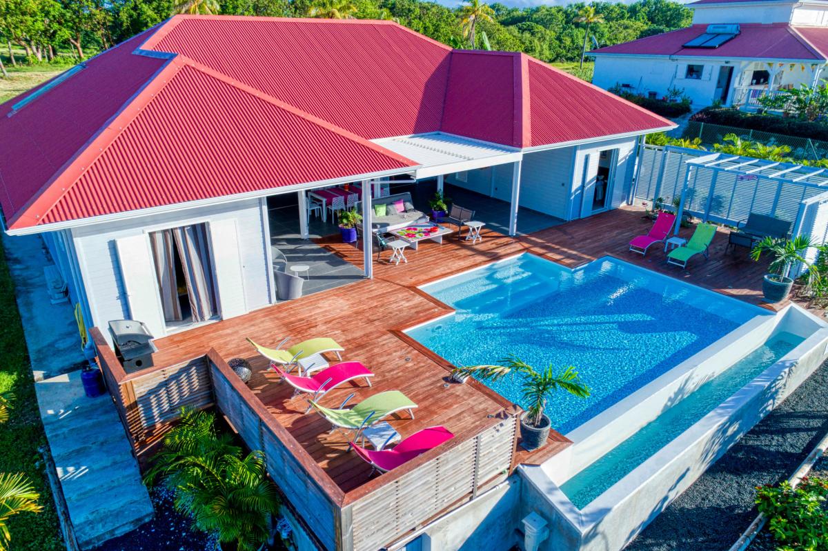 Villa de standing à louer en Guadeloupe pour 6 personnes avec piscine