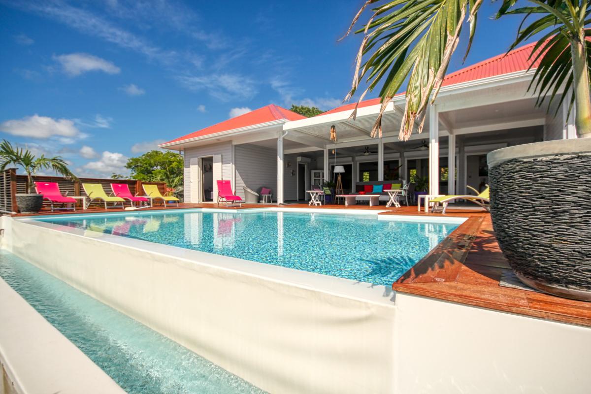 Villa de standing à louer en Guadeloupe - Vue piscine