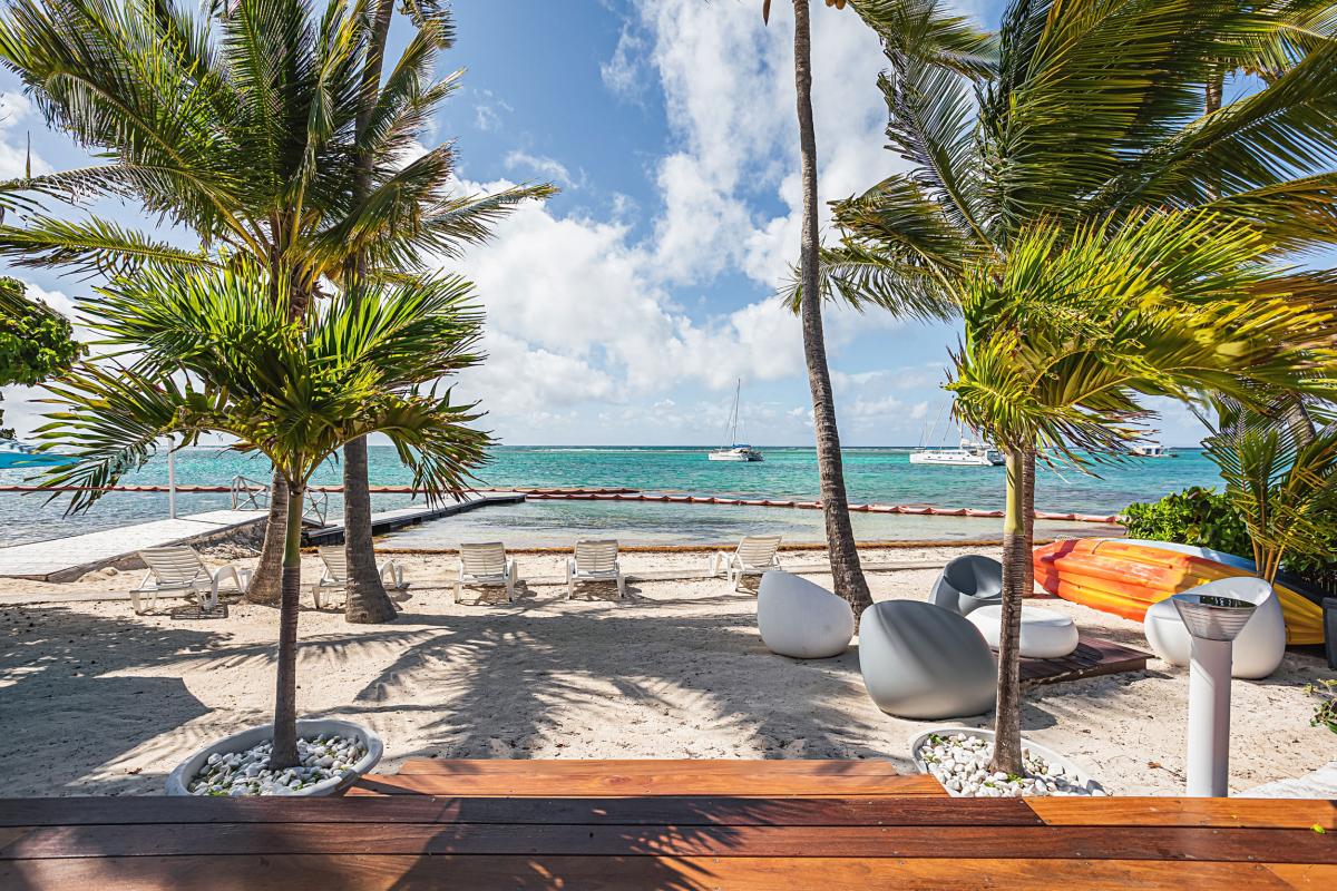 Villa-Pieds-dans-l'eau-Saint-François-Guadeloupe-accès-plage