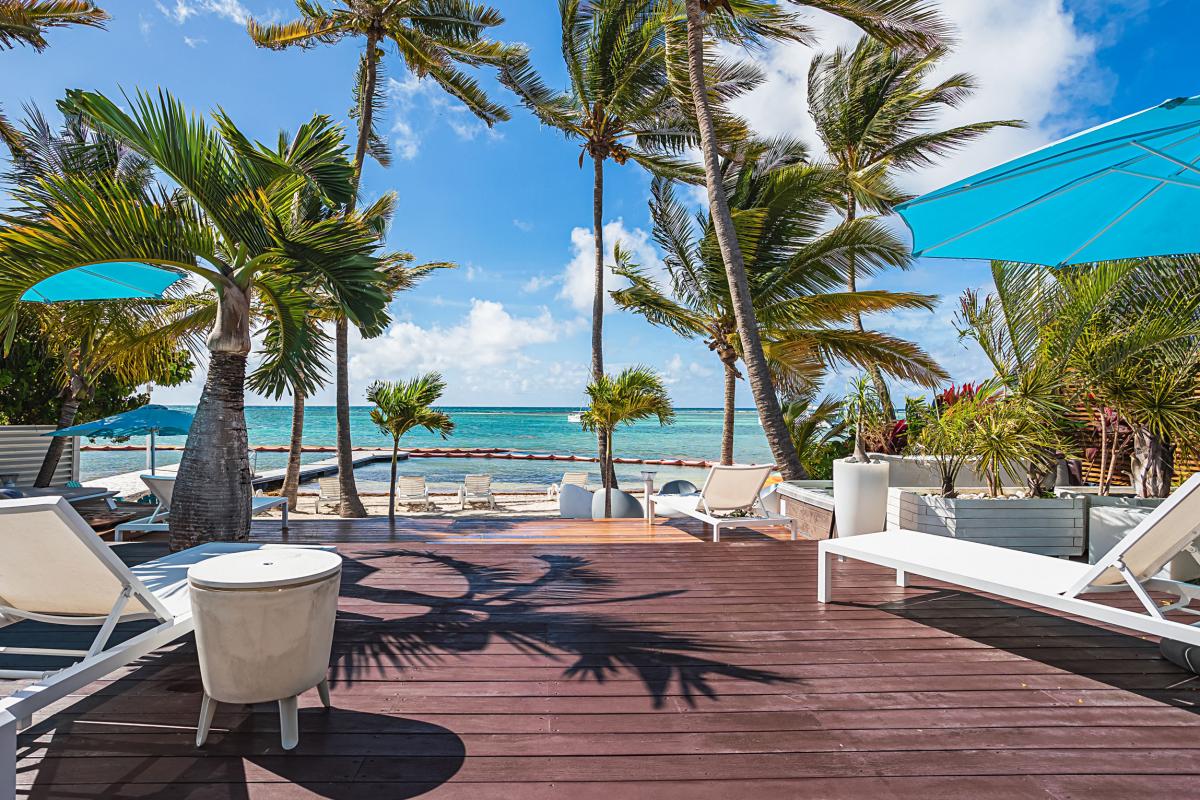 Villa-Pieds-dans-l'eau-Saint-François-Guadeloupe-piscine